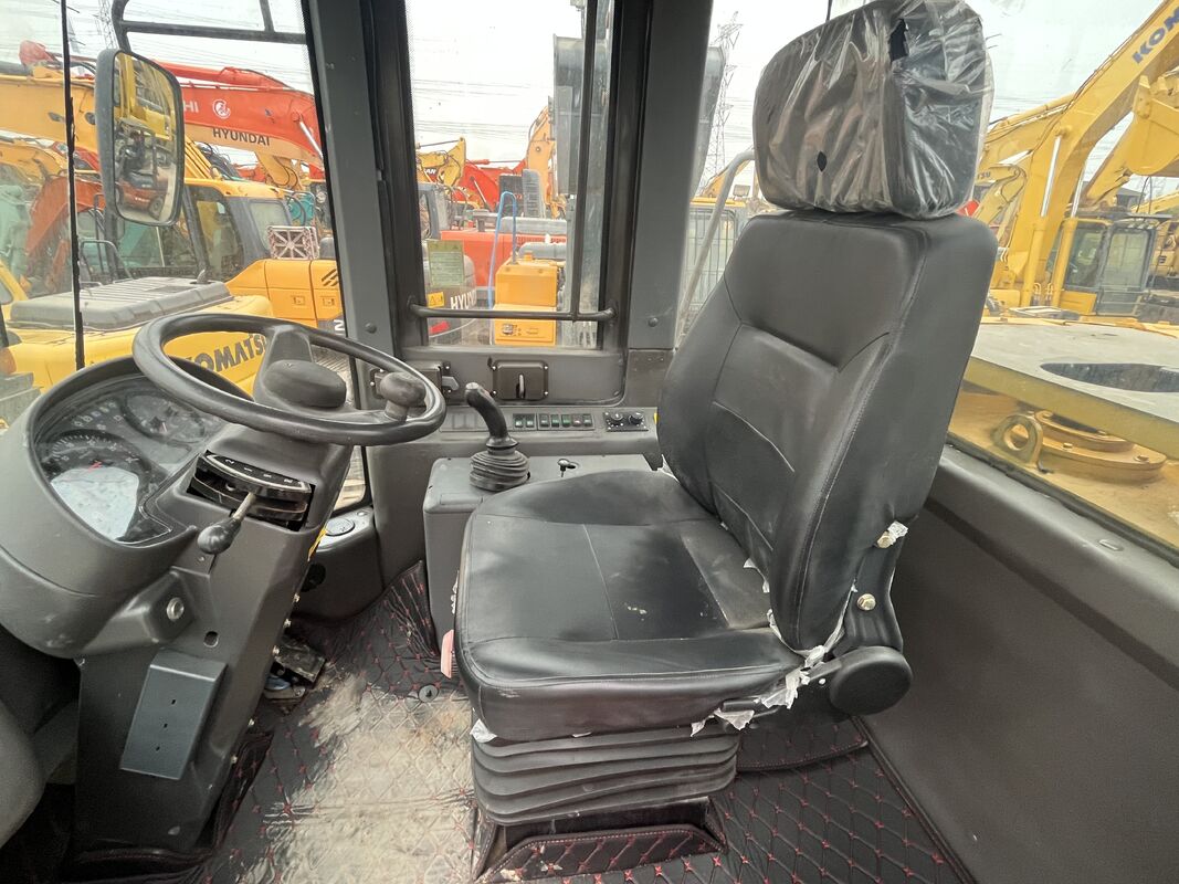 9.7 লিটার ইঞ্জিনের স্থানচ্যুতি এবং দীর্ঘমেয়াদী জন্য চমৎকার অপারেটর আরাম সঙ্গে সজ্জিত শক্তিশালী ব্যবহৃত SDLG L958F চাকা লোডার