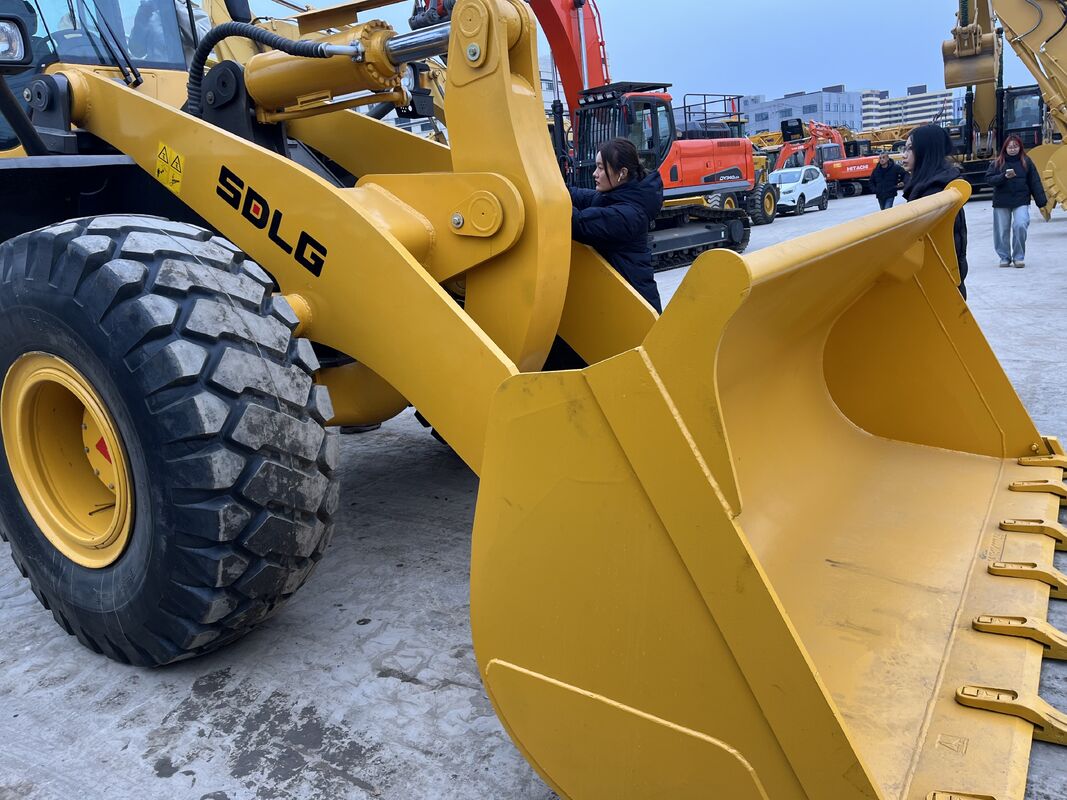 9.7 লিটার ইঞ্জিনের স্থানচ্যুতি এবং দীর্ঘমেয়াদী জন্য চমৎকার অপারেটর আরাম সঙ্গে সজ্জিত শক্তিশালী ব্যবহৃত SDLG L958F চাকা লোডার